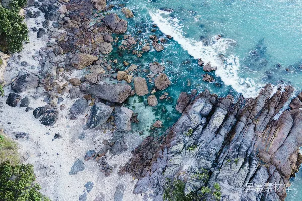海滩上的岩石和水的俯瞰图