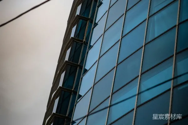 现代玻璃建筑，带有反光的蓝色窗户。