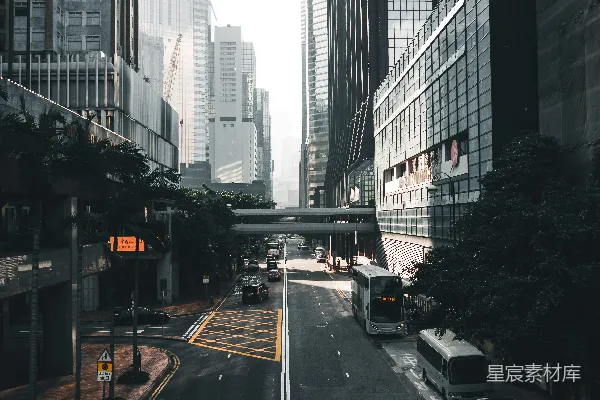 车辆停在建筑物附近