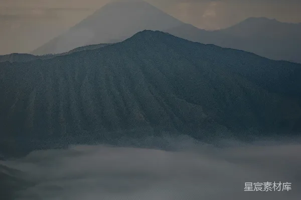 雾中的一座山峰的景象