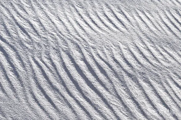 高清摄影 一个正在雪覆盖的斜坡上滑雪的人