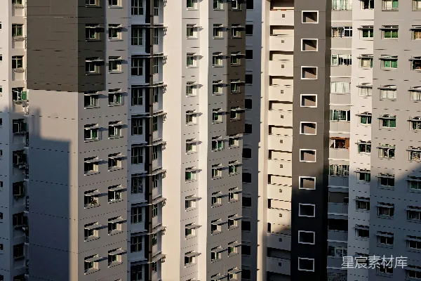 白色和黑色的混凝土建筑