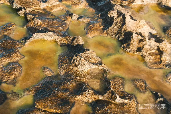酸性泉水流经岩石地带。