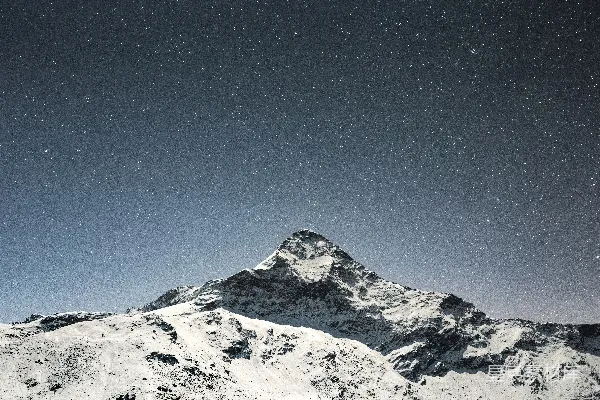 山顶白雪皑皑，夜空繁星点点。