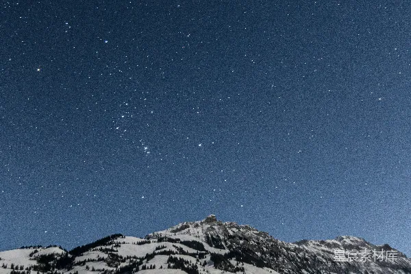 夜晚星空下的皑皑白雪山脉