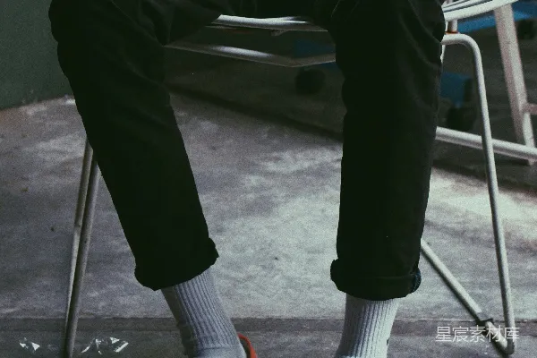 黑裤男子穿着红色和白色运动鞋