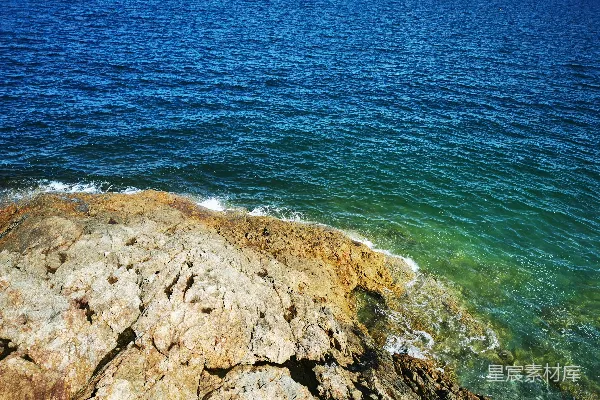 岩石嶙峋的海滩，碧蓝的海水