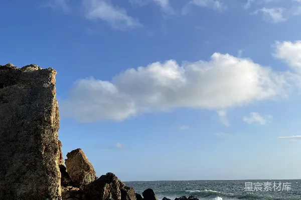 蓝天下一片沙滩旁的金色海滩