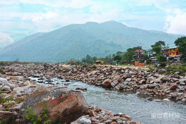 一条河流穿过葱郁的山坡之间