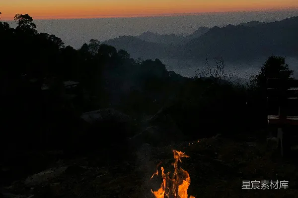 篝火在美丽的夕阳下燃烧。