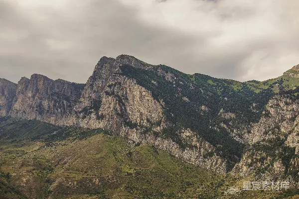 云层下的嶙峋山 Range