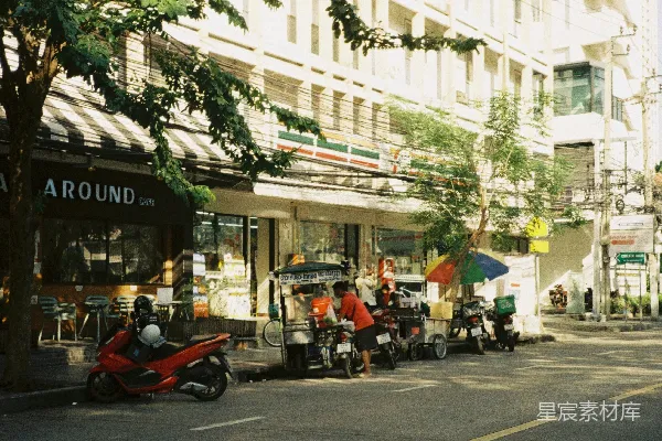 一排摩托车停在街边