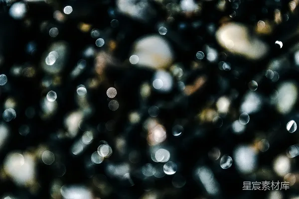 高清摄影 水滴附着在黑色砾石上的特写。