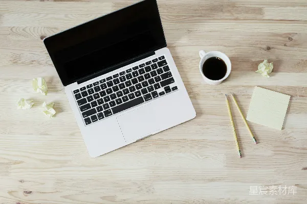 关闭了旁边一台MacBook Pro的白瓷咖啡杯中装满了咖啡。