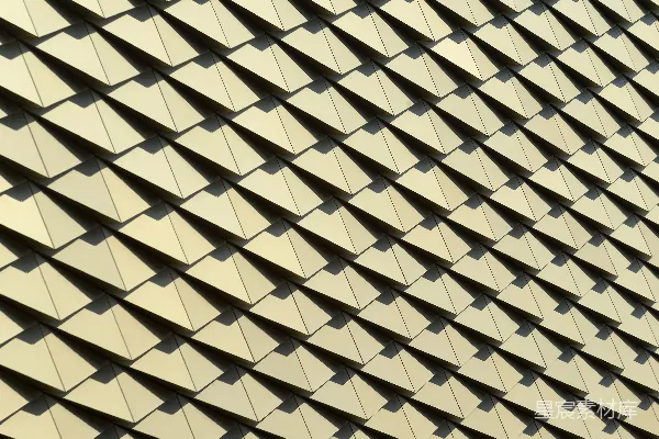 高清摄影 一座建筑的特写镜头，建筑物侧面有一个钟表。