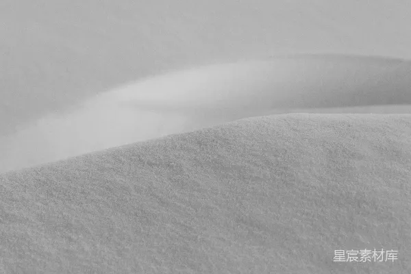 高清摄影 一张黑白照片，山丘上覆盖着积雪。