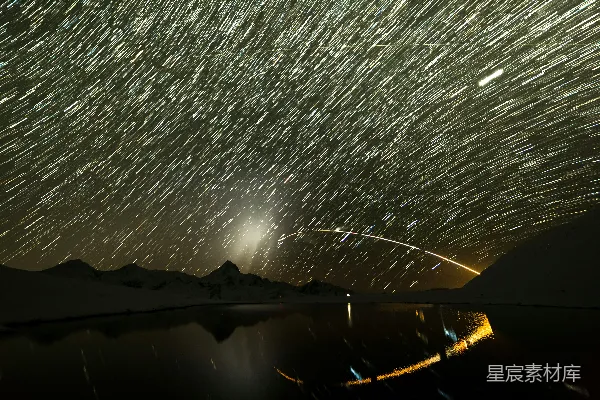 夜间山脚下的水域