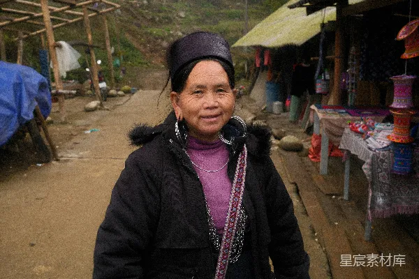 一个女人near一些商店笑着。