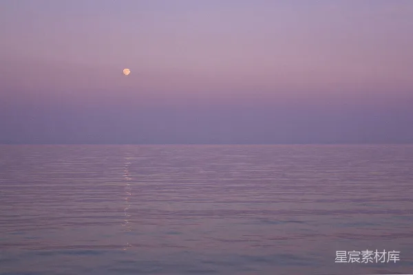 夕阳下的水域