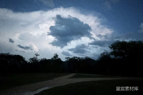 乌云密布，笼罩在一条公园小径上。