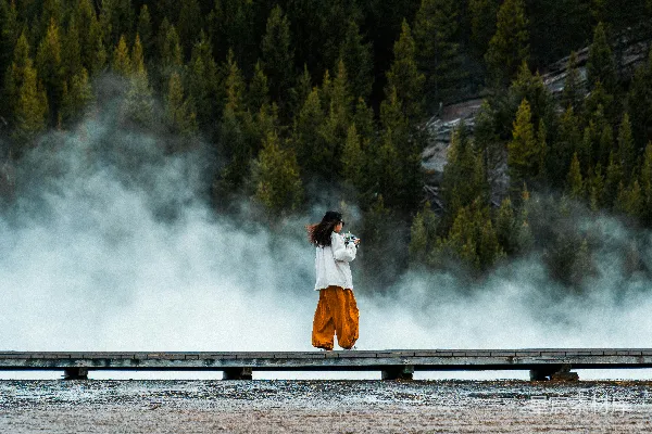 码头上的女人被蒸汽和松林环绕。