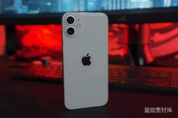 白色iPhone 5 C放在桌子上