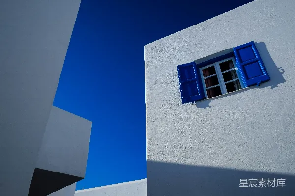 白天白混凝土建筑下的蓝天