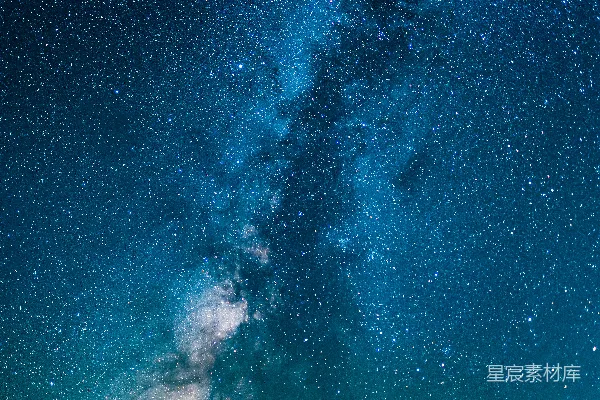 银河在夜空中的繁星间延伸。
