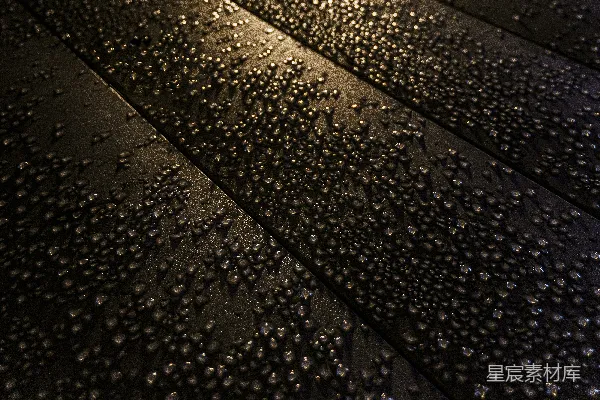 高清摄影 一张伞的特写照片，伞上有一些雨滴。