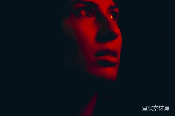红光照亮了女人的脸。