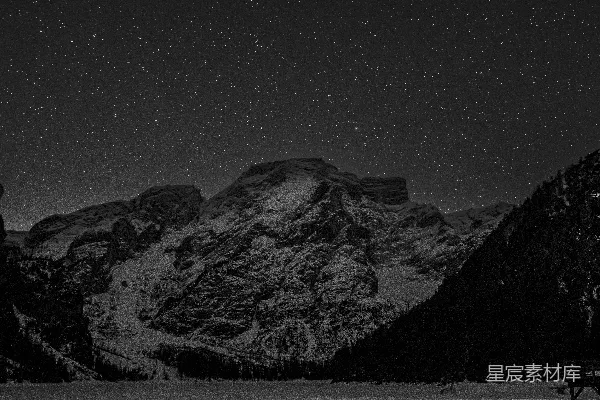 皑皑山峦下的繁星夜空