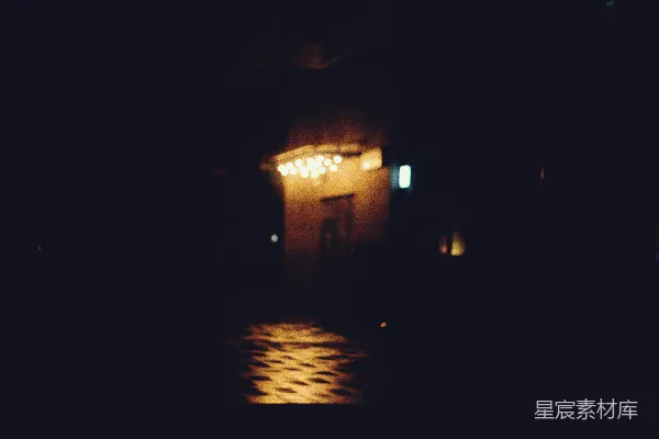 夜晚街道灯的一张模糊照片