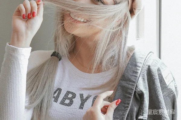 灰衣女子用手遮面
