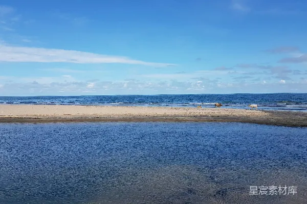 一块水体紧邻沙滩