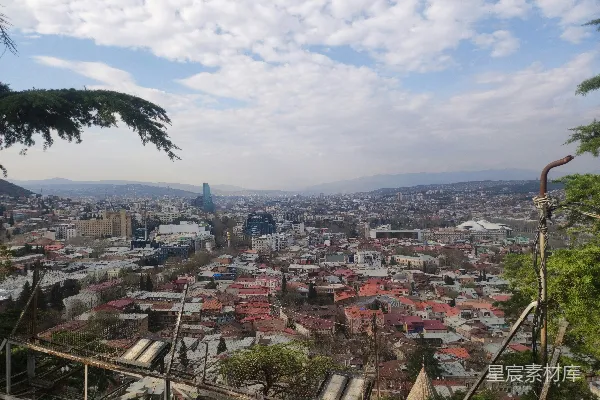 山顶上俯瞰的城市景色