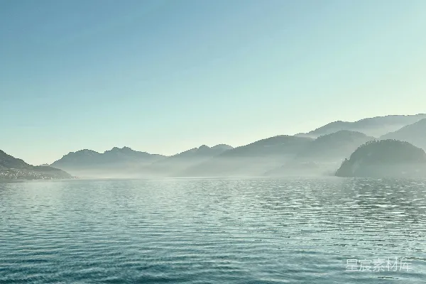 背景中有许多山的广阔水域