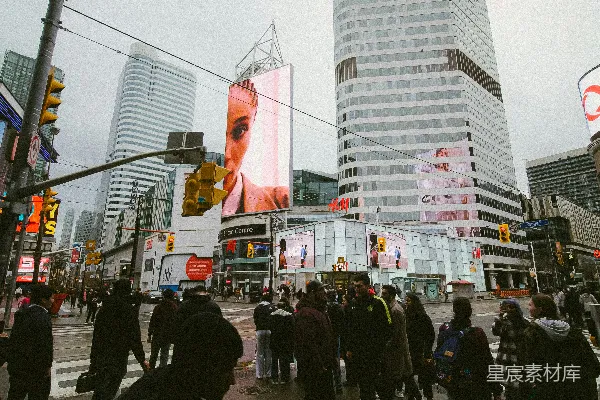 一群人在路边站着
