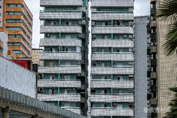有遮盖走道的建筑物在阴天。