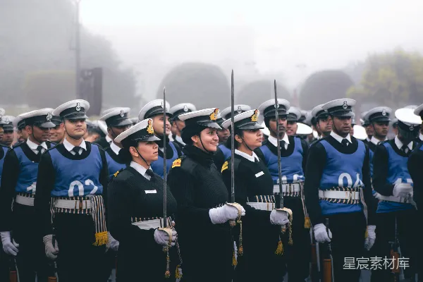 一群穿着制服的男子并排站立