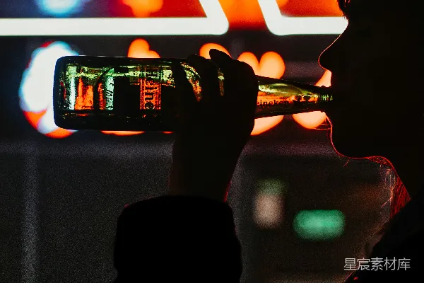 男士从罐子里喝啤酒