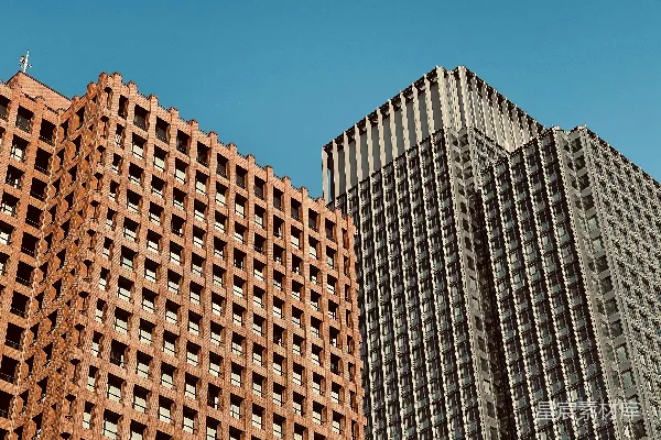 白天棕色混凝土建筑下的蓝天
