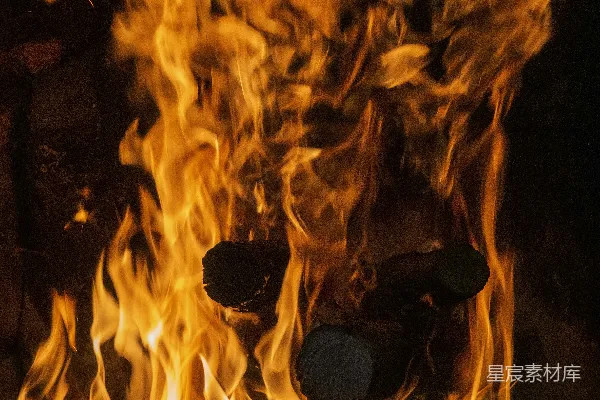 黑夜中的火光