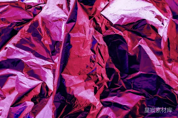 高清摄影 桌子上有一堆紫色皱巴巴的纸。