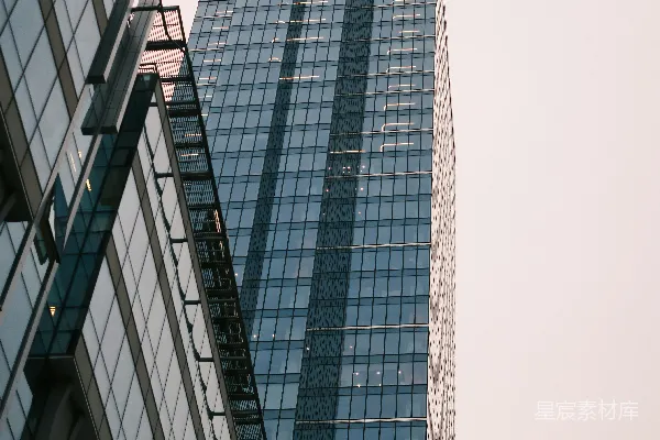两座非常高大的建筑物之间