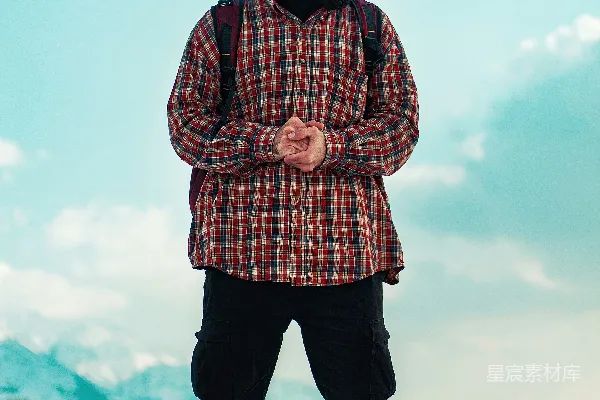 穿着红棕色黑条纹翻领长袖衬衫的男人站在那里，朝他左边的蓝白天空瞥了一眼。