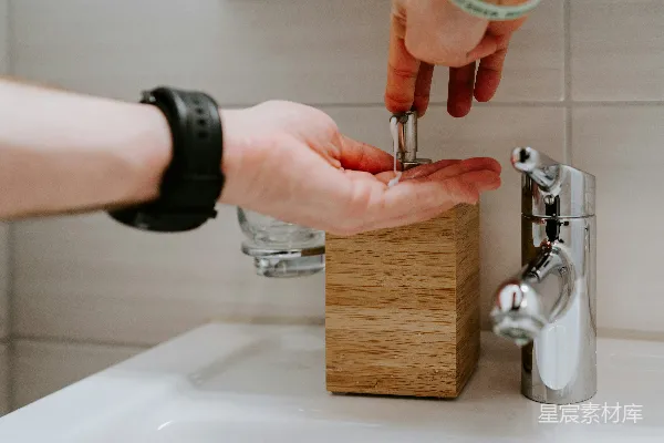 手持银色水龙头的人在 sinks 上