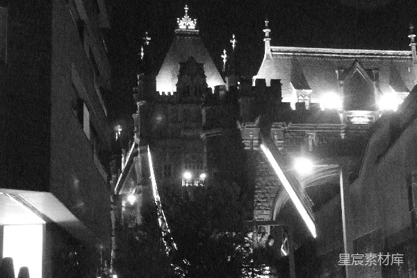 夜晚里装饰精美的建筑周围有一座现代结构亮着灯。