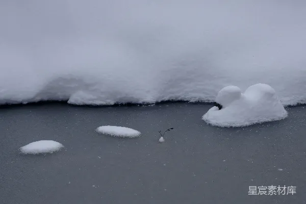 雪覆盖的地面旁边有一堆雪