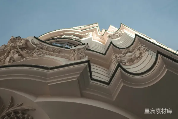 白天白混凝土建筑下的蓝天