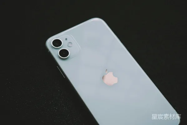 蓝色的iPhone 11